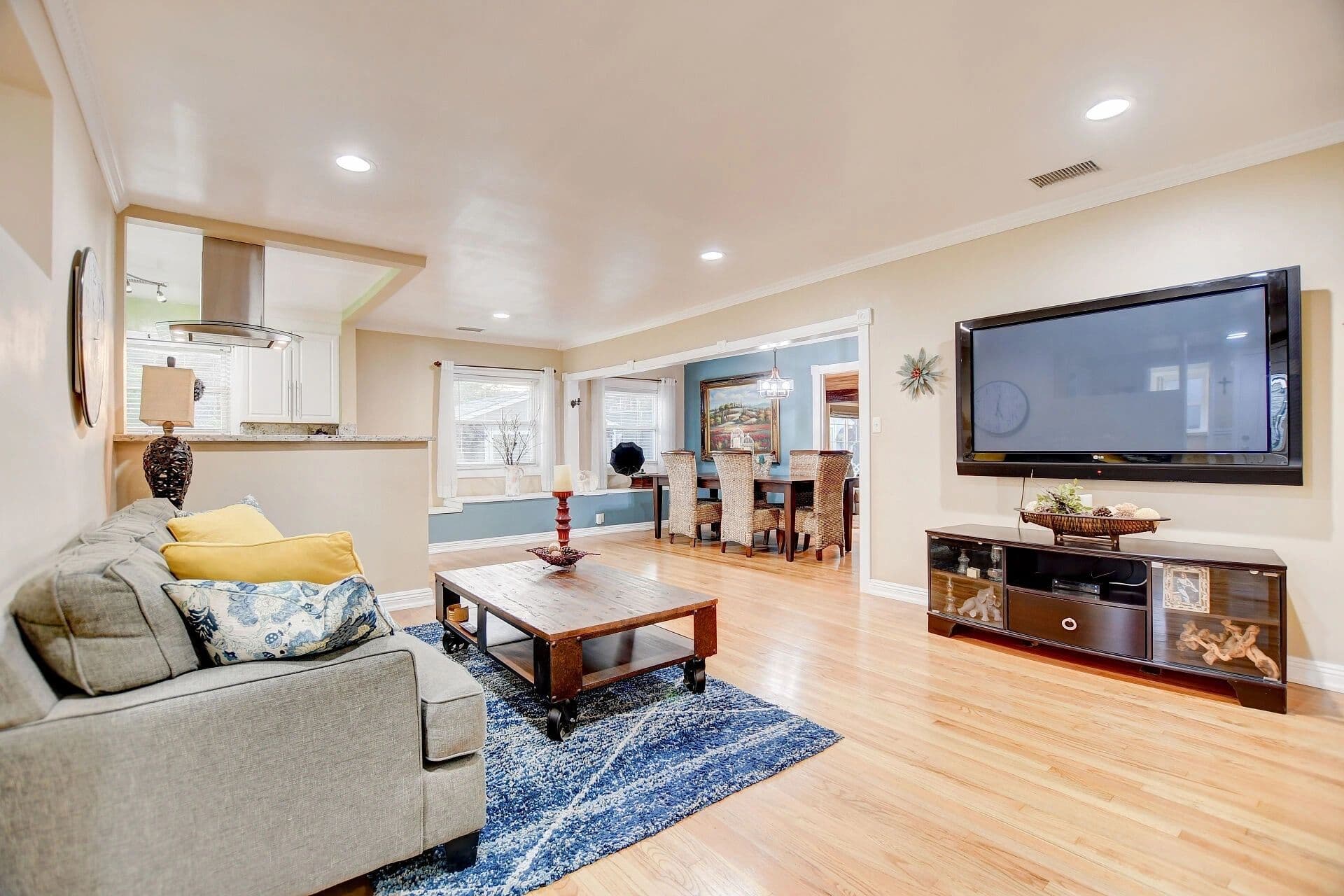 💥Just listed💥 $618,888 mr. claremont the village restaurant
