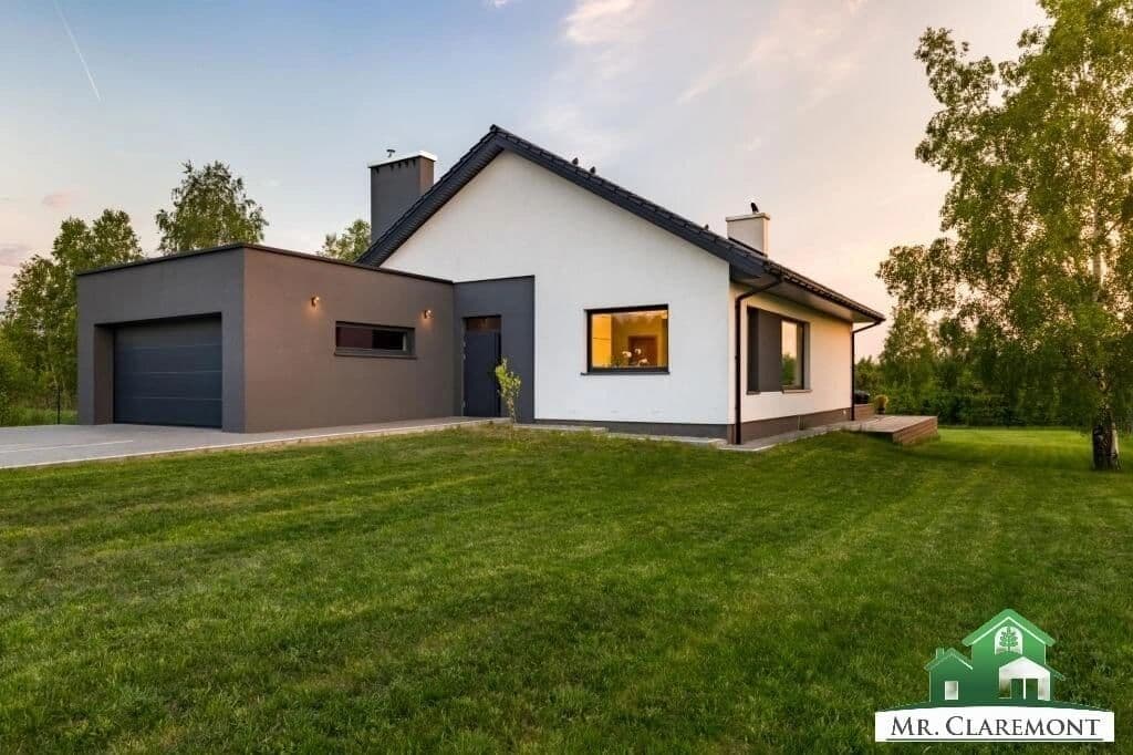 Quaint modern home on a flat lot, what are your thoughts?
